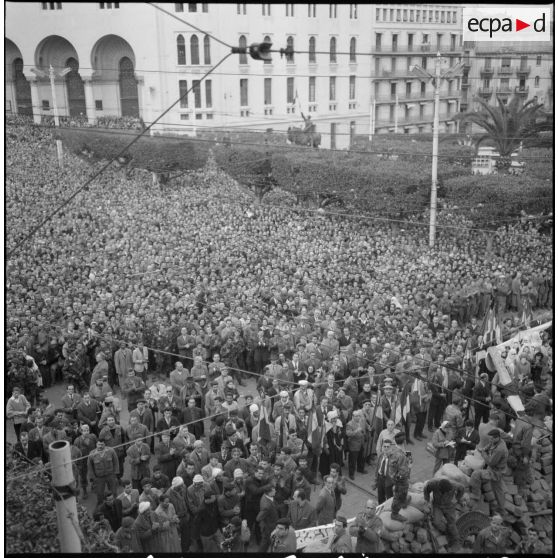 Une foule nombreuse garnit l'esplanade de la grande poste d'Alger.