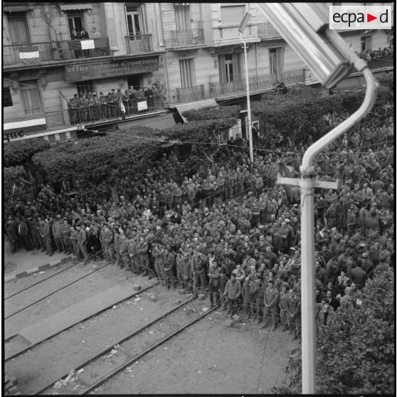 L'intérieur des barricades, dans la journée du 28 janvier 1960.