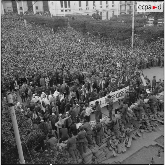 Une foule nombreuse garnit l'esplanade de la grande poste d'Alger.