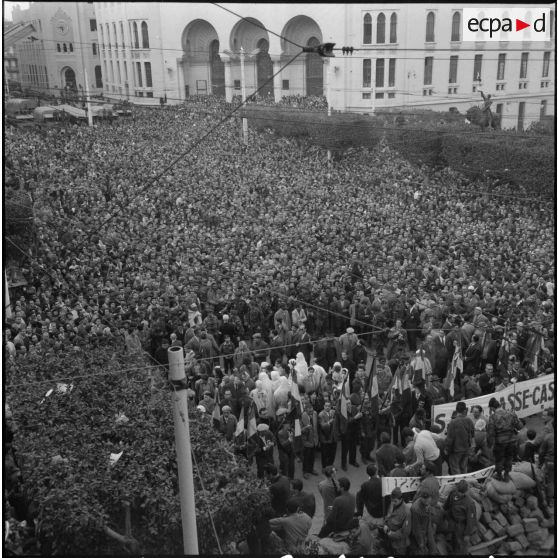 Une foule nombreuse garnit l'esplanade de la grande poste d'Alger.