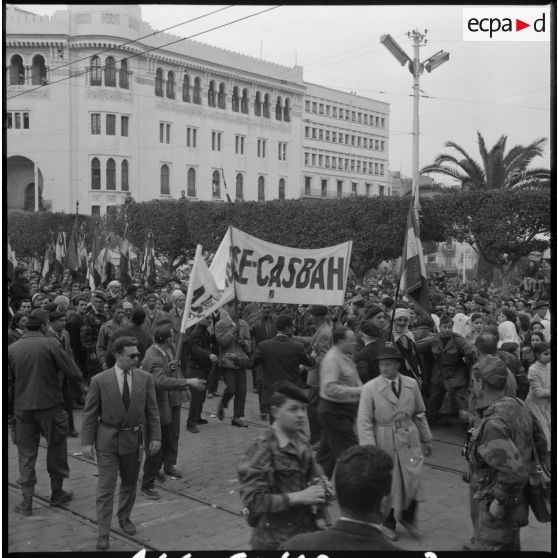 Une délégation devant la Grande Poste dans la journée du 28 janvier 1960.