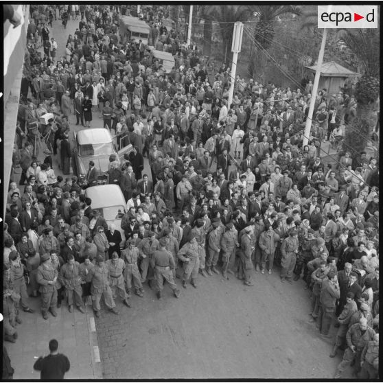 La foule devant l'esplanade de la Grande Poste d'Alger, le 28 janvier 1960.
