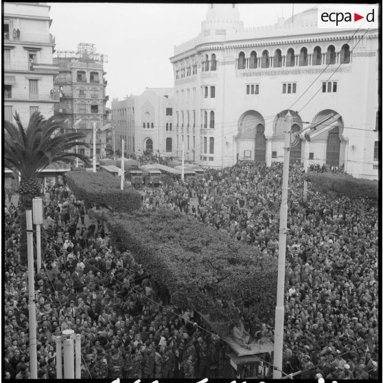 La foule devant l'esplanade de la Grande Poste d'Alger, le 28 janvier 1960.