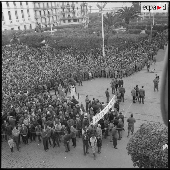 La délégation d'Aïn-Taya devant la Grande Poste dans la journée du 28 janvier 1960.