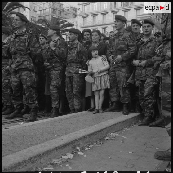 Le maintien de l'ordre par le 1 er régiment de chasseurs parachutistes (RCP), dans la journée du 28 janvier 1960.
