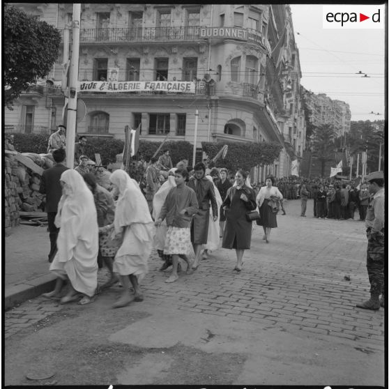 Une délégation de femmes autochtones devant la barricade "Hernandez", dans la journée du 28 janvier 1960.