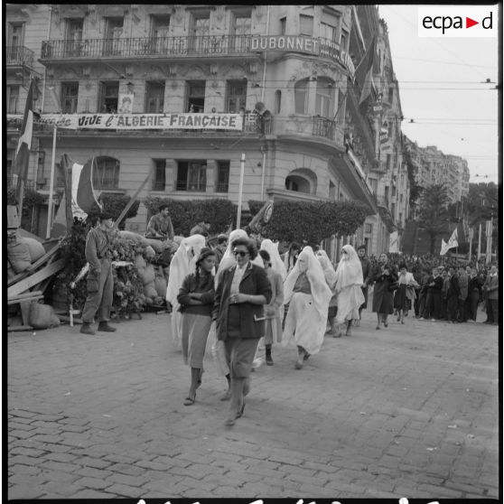 Une délégation de femmes autochtones devant la barricade "Hernandez", dans la journée du 28 janvier 1960.