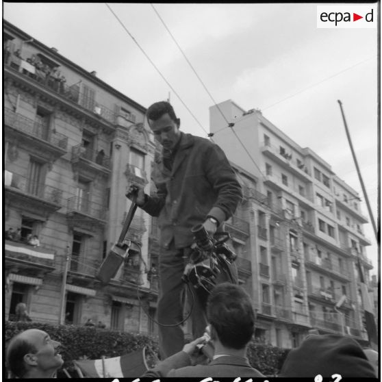 La presse civile, dans la journée du 28 janvier 1960.