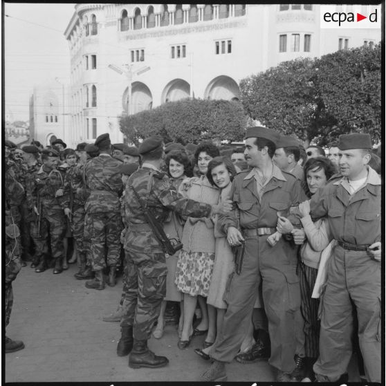 Le 1er régiment de chasseurs parachutistes (RCP), chargé du maintien de l'ordre, dans la journée du 28 janvier 1960.
