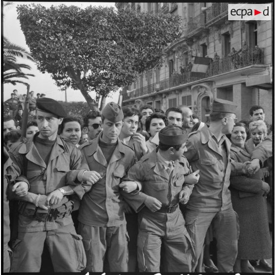Le maintien de l'ordre par les unités territoriales, dans la journée du 28 janvier 1960.