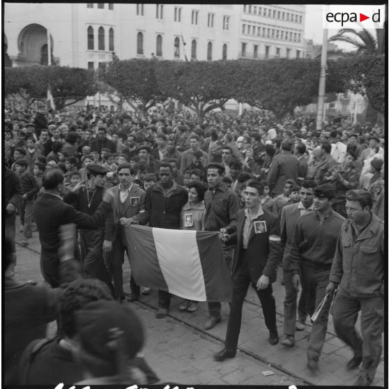 Des délégations devant la Grande Poste dans la journée du 28 janvier 1960.