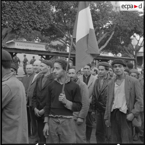 Une délégation de manifestants, dans la journée du 28 janvier 1960.