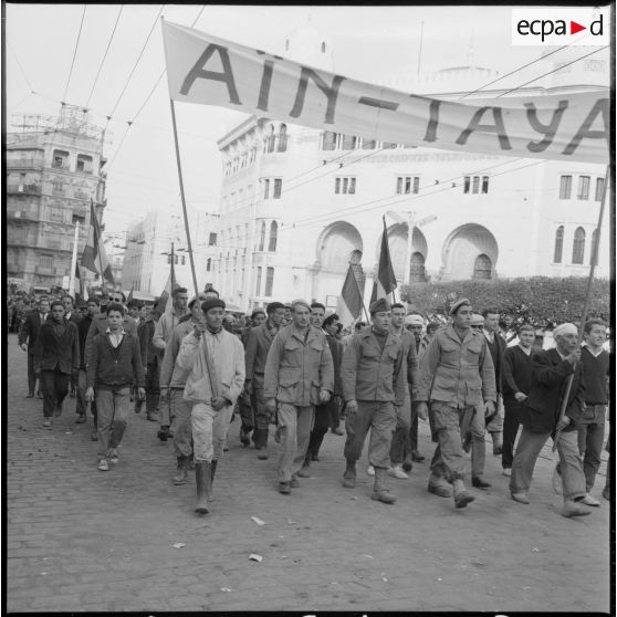 La délégation d'Aïn-TAya devant la Grande Poste, dans la journée du 28 janvier 1960.