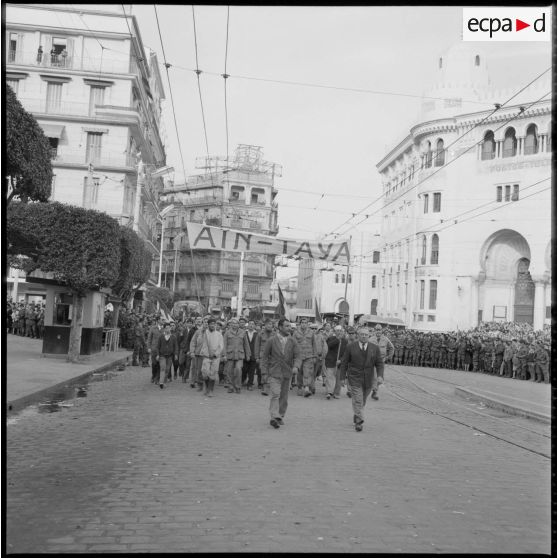 La délégation d'Aïn-TAya devant la Grande Poste dans la journée du 28 janvier 1960.