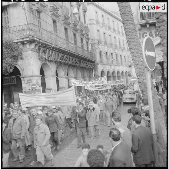 Arrivée des unités territoriales et de la population civile venant de Bab el Oued.