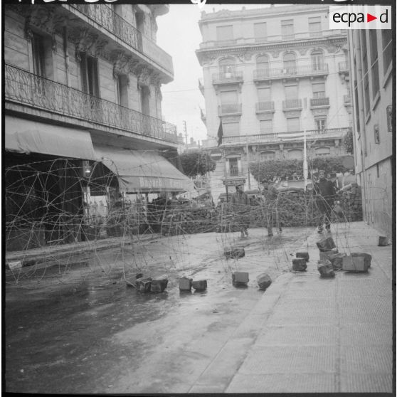 Vues des barricades dans les rues adjacentes à la rue Michelet.