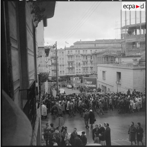Vues des barricades dans les rues adjacentes à la rue Michelet.