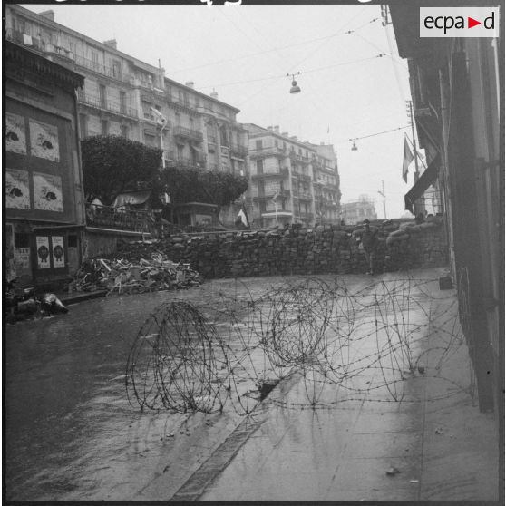 Vues des barricades dans les rues adjacentes à la rue Michelet.