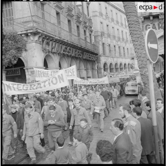 Arrivée des unités territoriales et de la population civile venant de Bab el Oued.