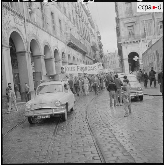 Arrivée des unités territoriales et de la population civile venant de Bab el Oued.