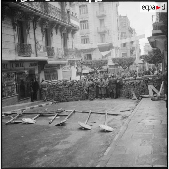 Vues des barricades dans les rues adjacentes à la rue Michelet.
