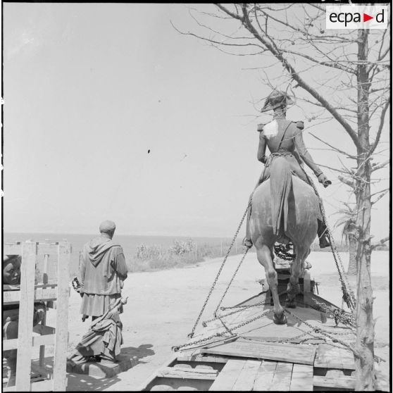 Statue équestre du Duc d'Orléans enchaînée sur une remorque pour être rapatriée en France.