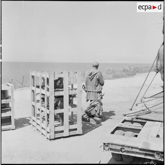 Statue conditionnée pour être rapatriée en France.