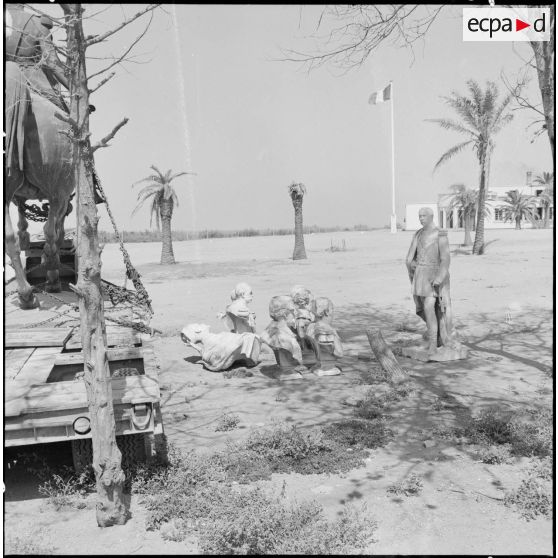 Statues de notables et de généraux conditionnées pour être rapatriées en France.