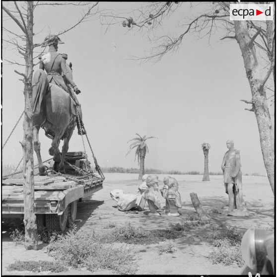 Statue équestre du Duc d'Orléans enchaînée sur une remorque pour être rapatriée en France.
