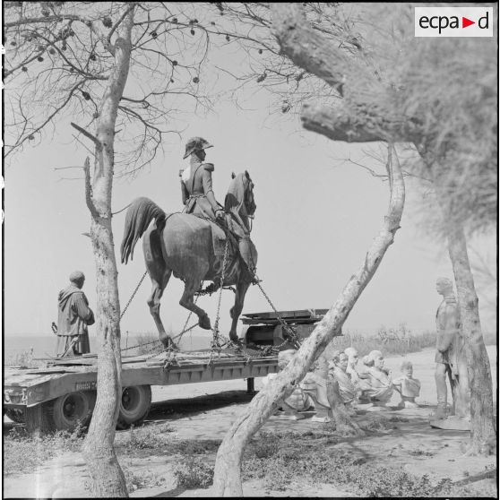 Statue équestre du Duc d'Orléans enchaînée sur une remorque pour être rapatriée en France.