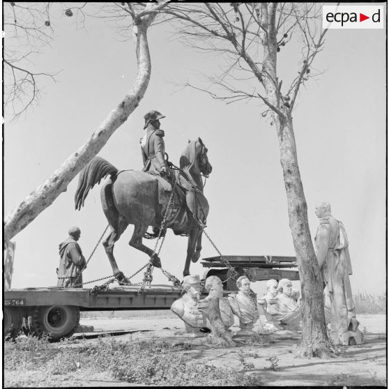 Statue équestre du Duc d'Orléans enchaînée sur une remorque pour être rapatriée en France.