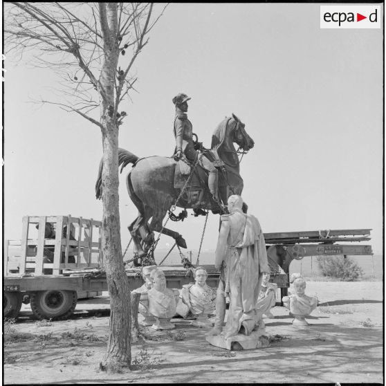 Statue équestre du Duc d'Orléans enchaînée sur une remorque pour être rapatriée en France.