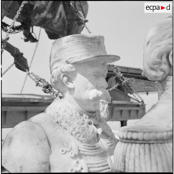 Buste sculpté déposé pour le rapatriement en France.