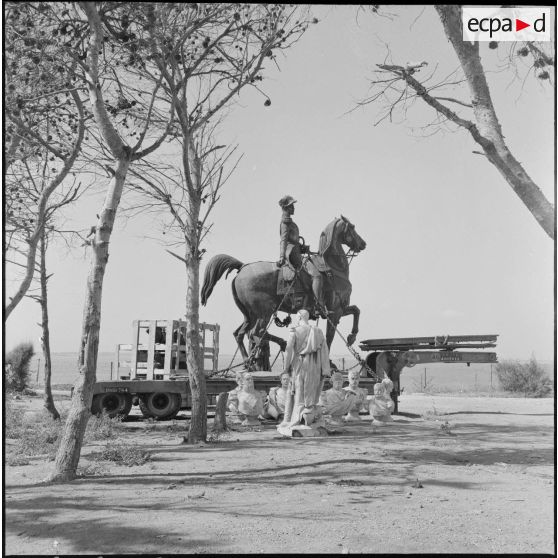 Statue équestre du Duc d'Orléans enchaînée sur une remorque pour être rapatriée en France.