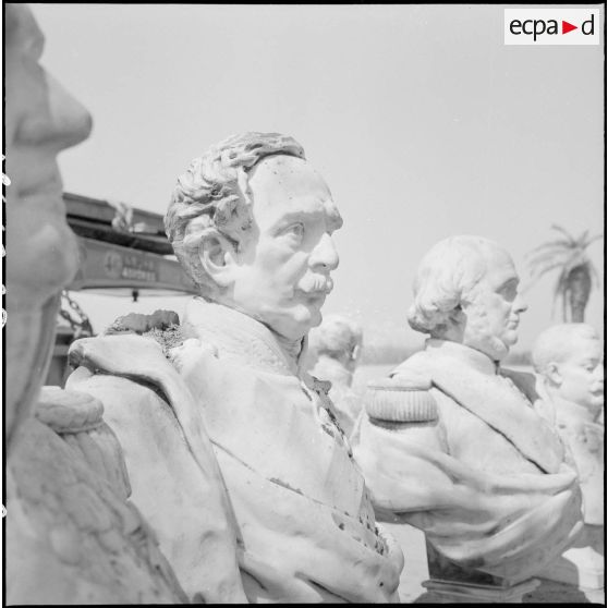Bustes sculptés déposés pour le rapatriement en France.