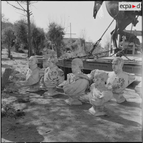 Statues de notables et de généraux conditionnées pour être rapatriées en France.