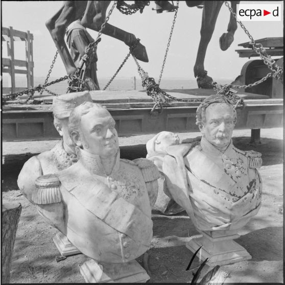 Bustes sculptés déposés pour le rapatriement en France.