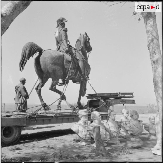 Statue équestre du Duc d'Orléans enchaînée sur une remorque pour être rapatriée en France.