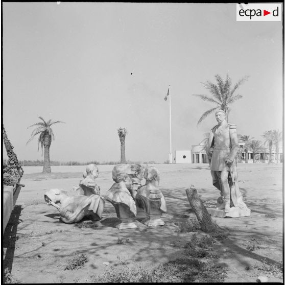 Statues de notables et de généraux conditionnées pour être rapatriées en France.