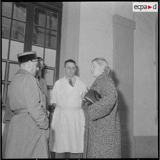 Madame Delouvrier rend visite aux blessés du 24 janvier 1960 à l'hôpital Maillot.