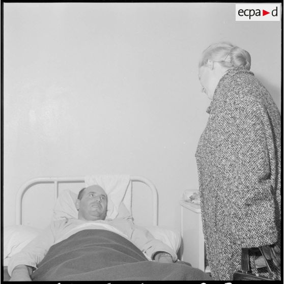Madame Delouvrier rend visite aux blessés du 24 janvier 1960 à l'hôpital Maillot.