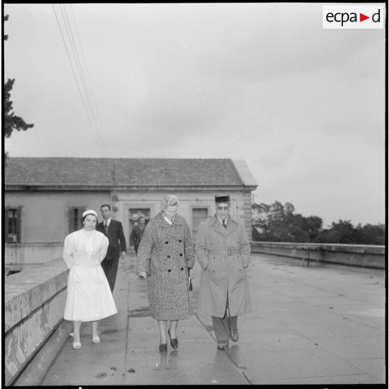 Madame Delouvrier rend visite aux blessés du 24 janvier 1960 à l'hôpital Maillot.