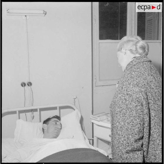 Madame Delouvrier rend visite aux blessés du 24 janvier 1960 à l'hôpital Maillot.