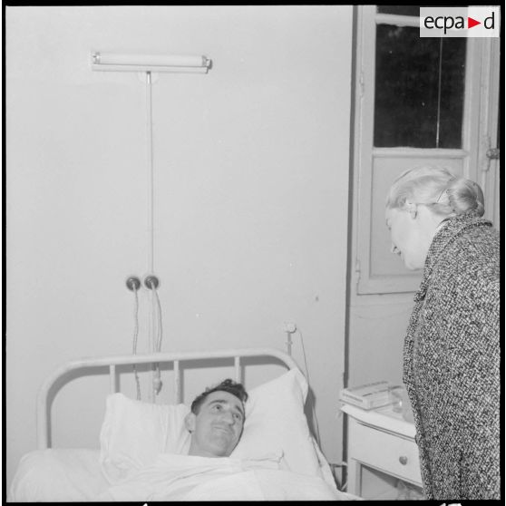 Madame Delouvrier rend visite aux blessés du 24 janvier 1960 à l'hôpital Maillot.