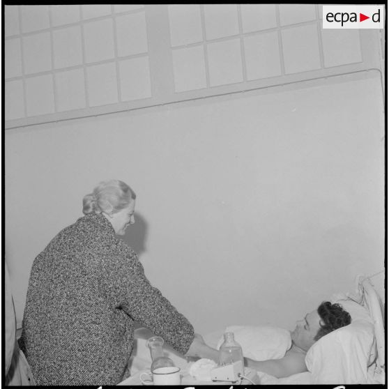 Madame Delouvrier rend visite aux blessés du 24 janvier 1960 à l'hôpital Maillot.