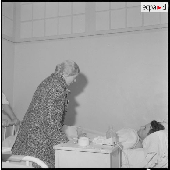 Madame Delouvrier rend visite aux blessés du 24 janvier 1960 à l'hôpital Maillot.