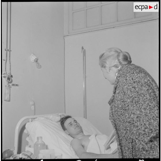 Madame Delouvrier rend visite aux blessés du 24 janvier 1960 à l'hôpital Maillot.