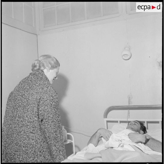 Madame Delouvrier rend visite aux blessés du 24 janvier 1960 à l'hôpital Maillot.