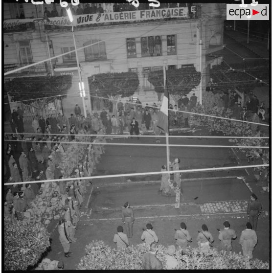 Cérémonie aux couleurs, à 18 h 45.