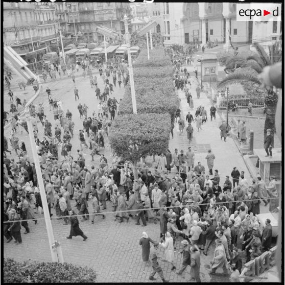La foule, ayant rompu les barrages, se précipite vers les barricades.